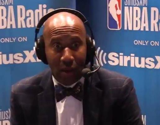 离开新疆后首次对决！周琦9中7高效拿到15分9板（离疆后首次交锋，周琦9投7中高效斩获15分9篮板）