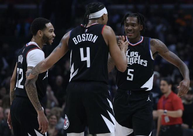 文班亚马：替补出场的时间安排没问题 我打三节比赛也完全没问题（文班亚马：替补时间安排合理 打三节比赛不成问题）