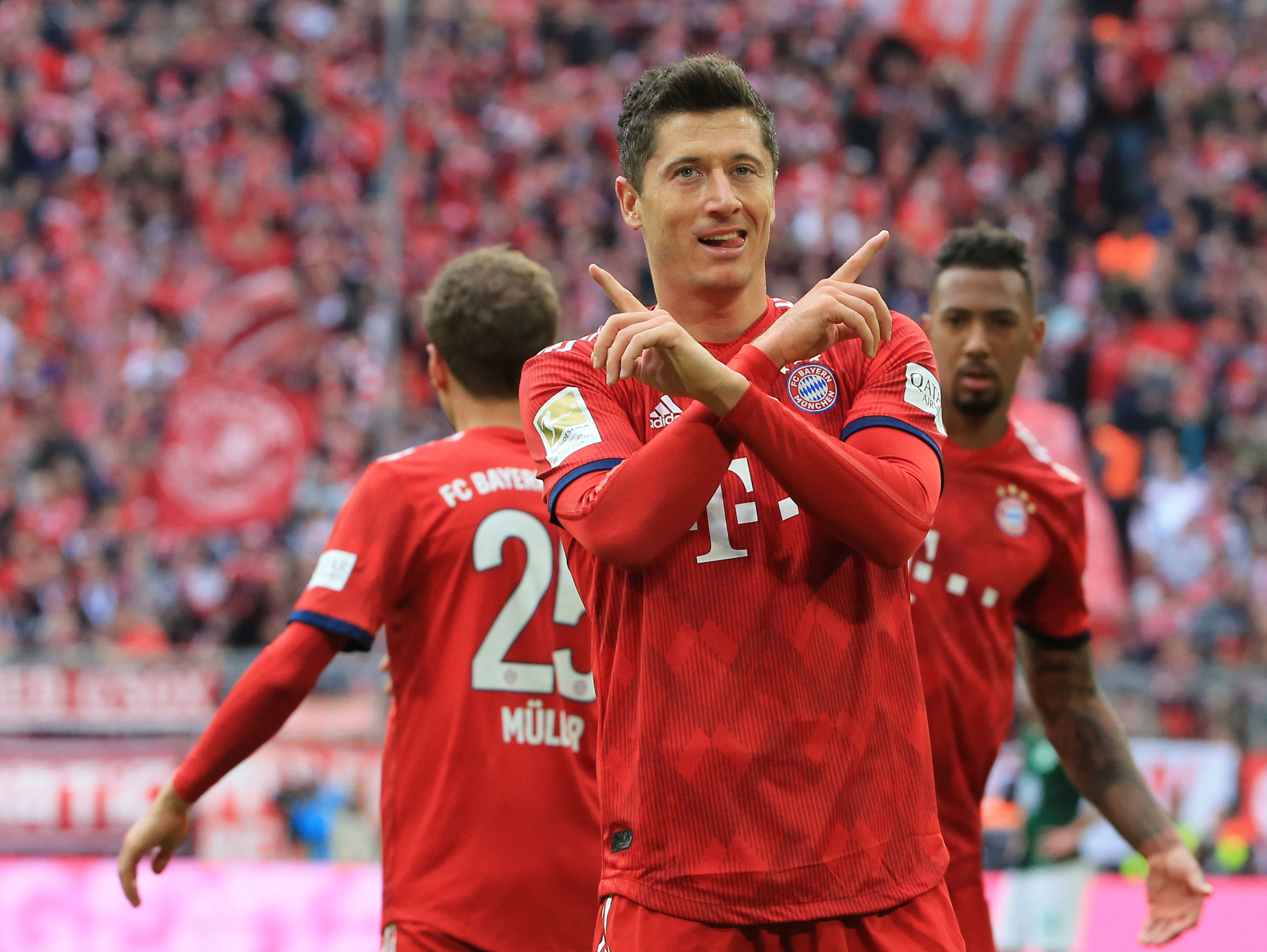 安娜-德-阿玛斯现身F1阿布扎比站挥旗（安娜·德·阿玛斯亮相F1阿布扎比大奖赛挥动方格旗）