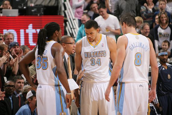 不太乐观？美记：萨格斯赛后坐轮椅离开球馆（情况不乐观？美记称萨格斯赛后坐轮椅离开球馆）