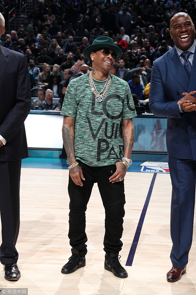 独行侠半场11次失误落后76人，浓眉高效14分8篮板（独行侠半场出现11次失误暂落后76人，浓眉高效砍下14分8篮板）