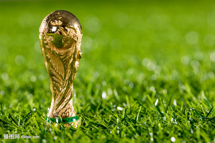 叙旧！杜兰特和拄着拐杖的比尔在赛前热聊（杜兰特赛前与拄拐比尔相谈甚欢）