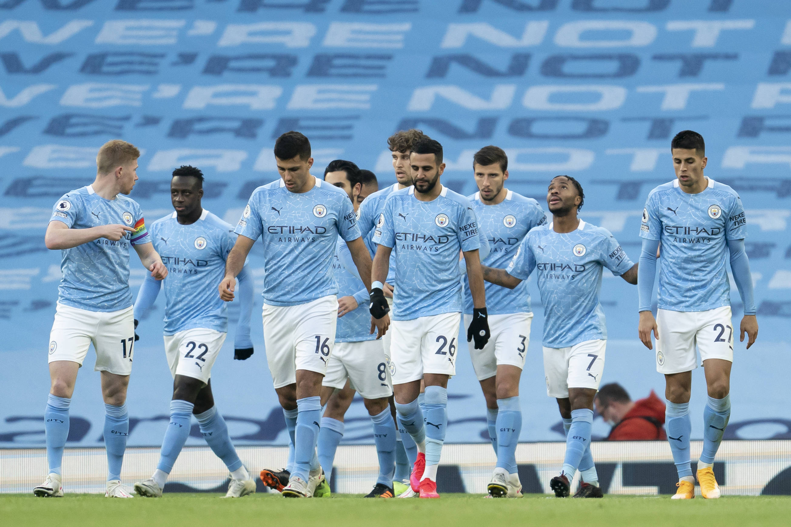 超高效率！里夫斯15投12中砍下38分8篮板（里夫斯手感炽热：15投12中砍下38分8篮板）