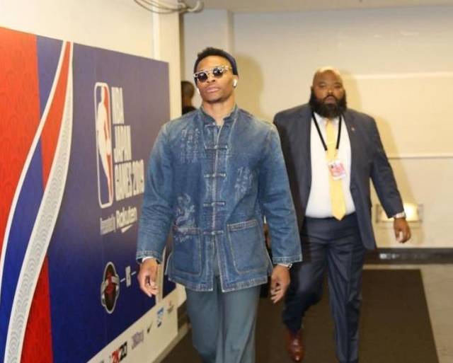 状态良好！湖人虽落败，但是詹姆斯三项数据全场最佳（虽败犹荣：湖人惜败，詹姆斯三项数据领跑全场）