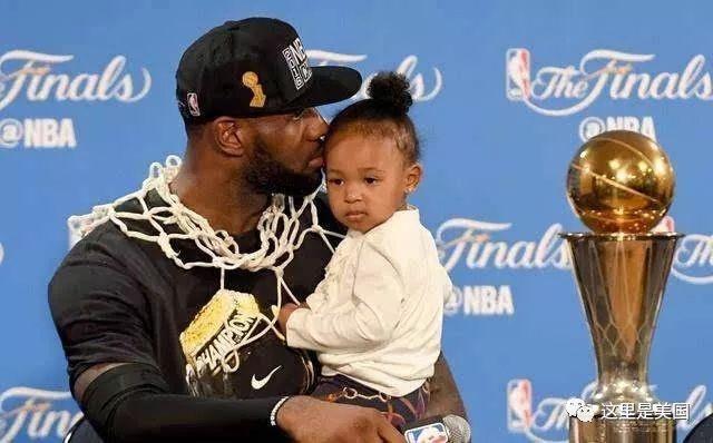 HooXi：很失望，我觉得A队现在和丹麦国家足球队差不多（HooXi：颇为失望，如今的A队像极了丹麦国家队）