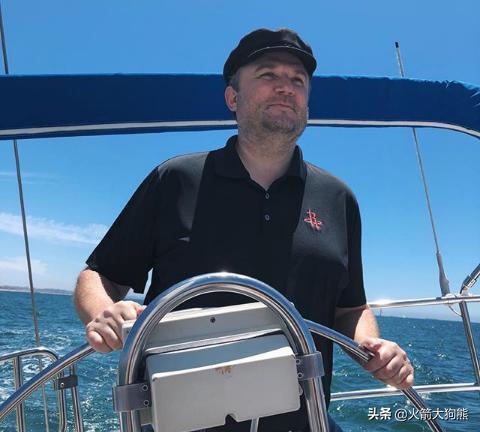 进球+造乌龙，麦克托米奈当选那不勒斯2-0卡拉巴赫全场最佳（麦克托米奈一球一造乌龙，那不勒斯2-0卡拉巴赫之战当选全场最佳）