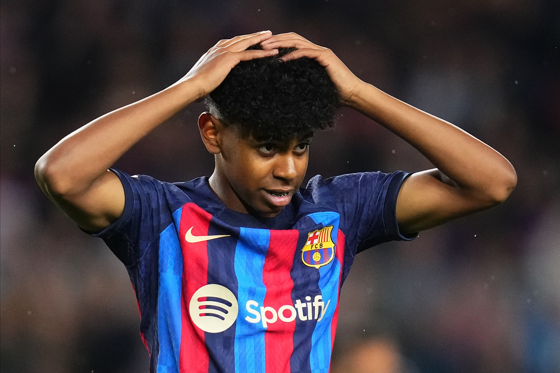 次节找到状态！郭艾伦半场4中2得到4分4助攻（次节发力手感回暖，郭艾伦半场4投2中贡献4分4助攻）