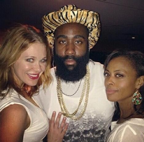 奋力反击！武克切维奇三分命中 奇才轰出13-3迅速迫近比分（武克切维奇命中三分，奇才打出13-3攻势迅速逼近比分）