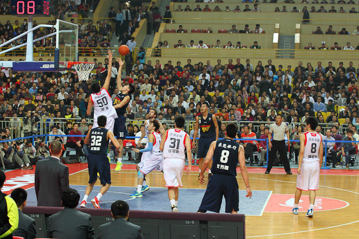 布拉德利：我小时候经常在自家花园里滑铲模仿杰拉德（布拉德利：童年常在自家花园练滑铲模仿杰拉德）